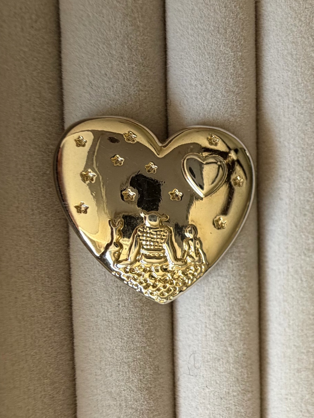 Vintage 2002 DreamWorks Shrek Variety Club Gold Heart Pin Brooch